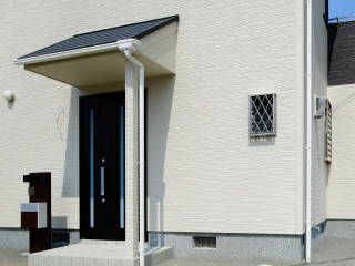 Condominio: chi realizza un'entrata indipendente commette abuso