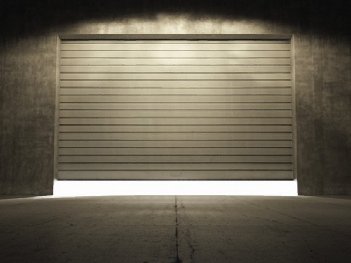 Lasciare il garage aperto in condominio è reato?