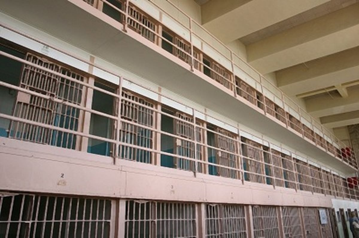 ARRESTI DOMICILIARI - Un lettore ci scrive - Carcere - Ammassati in 8 in una cella 5 x 4