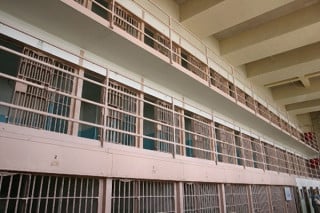 ARRESTI DOMICILIARI - Un lettore ci scrive - Carcere - Ammassati in 8 in una cella 5 x 4