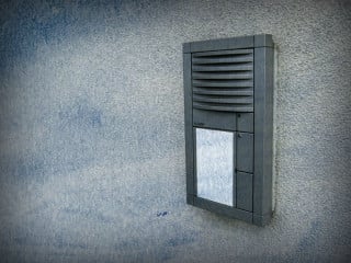 Processo civile: l'omessa notifica non è giustificata se il citofono indica solo il cognome del coniuge