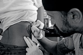 Tatuaggi, massaggi e piercing arriva il patentino