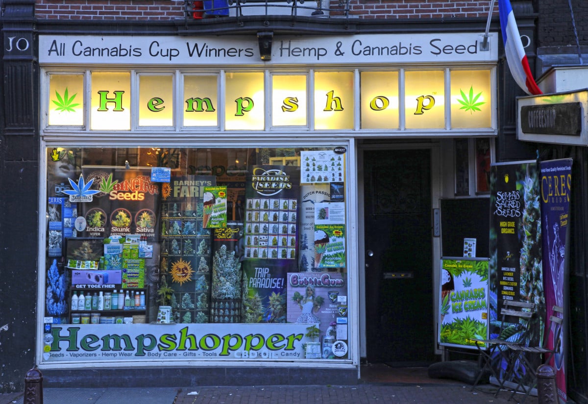 Cannabis light: chiuderanno i negozi?